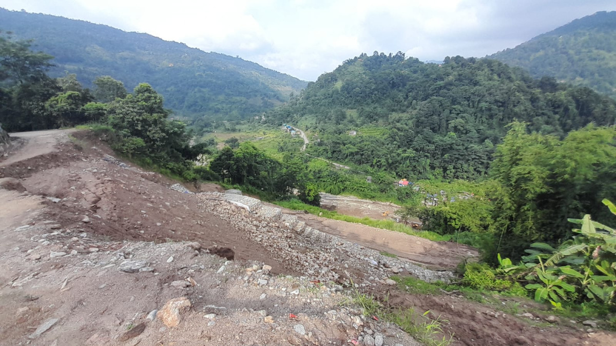 मेची राजमार्ग निरन्तर अवरुद्ध : राजदुवालीमै अड्किएको पूर्वी पहाडको जीवनरेखा